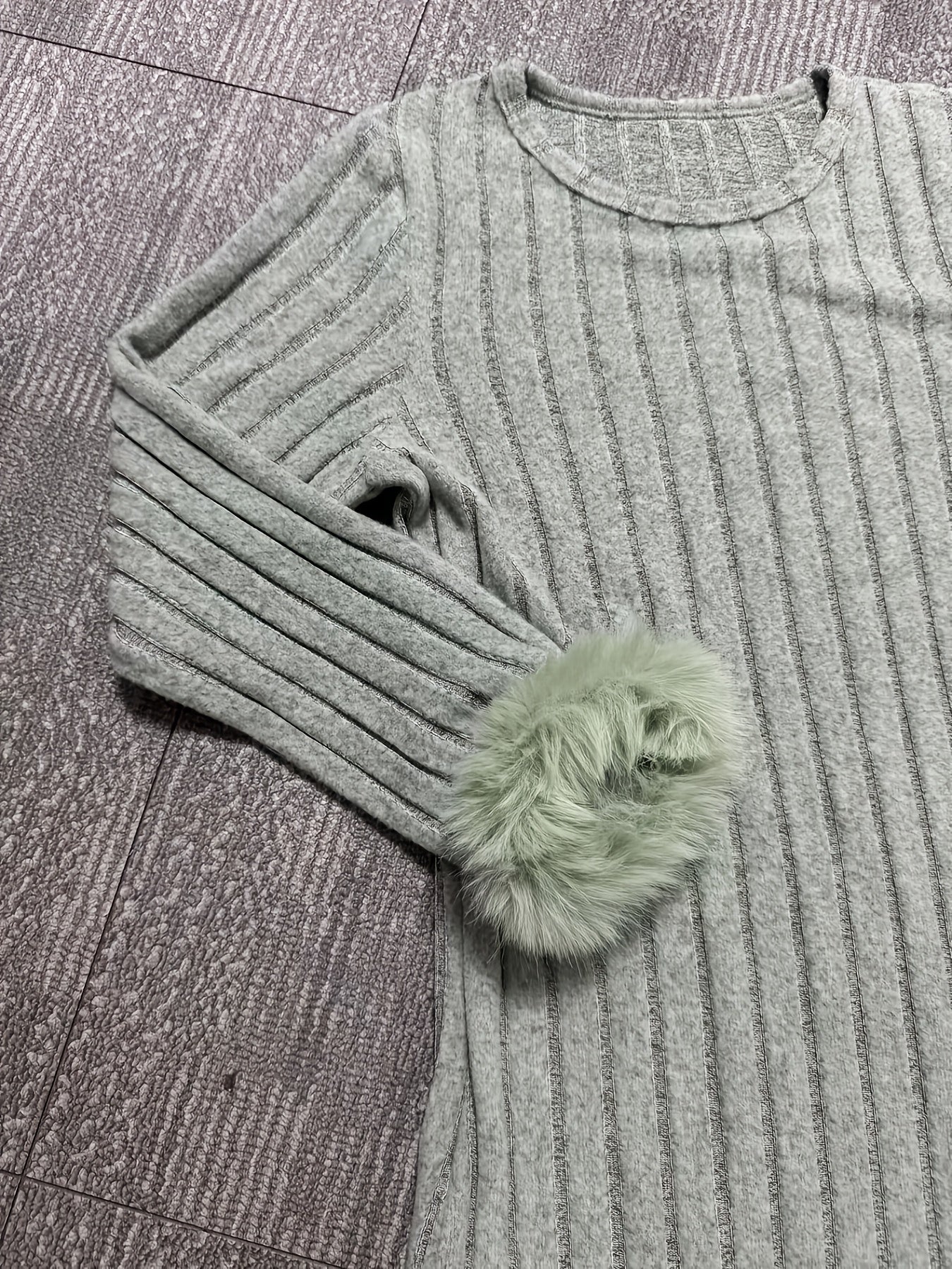 Schickes weißes Mädchenkleid mit Plüschbesatz und Streifendetail