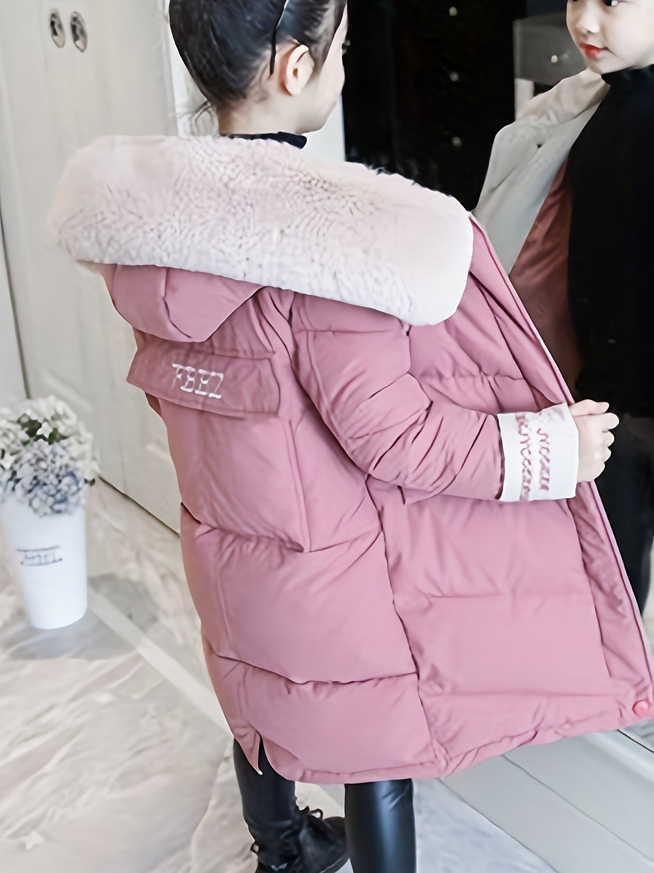 Trendy Mädchenjacke mit pelzigem Kapuzenkragen und langer Polyesterwattierung
