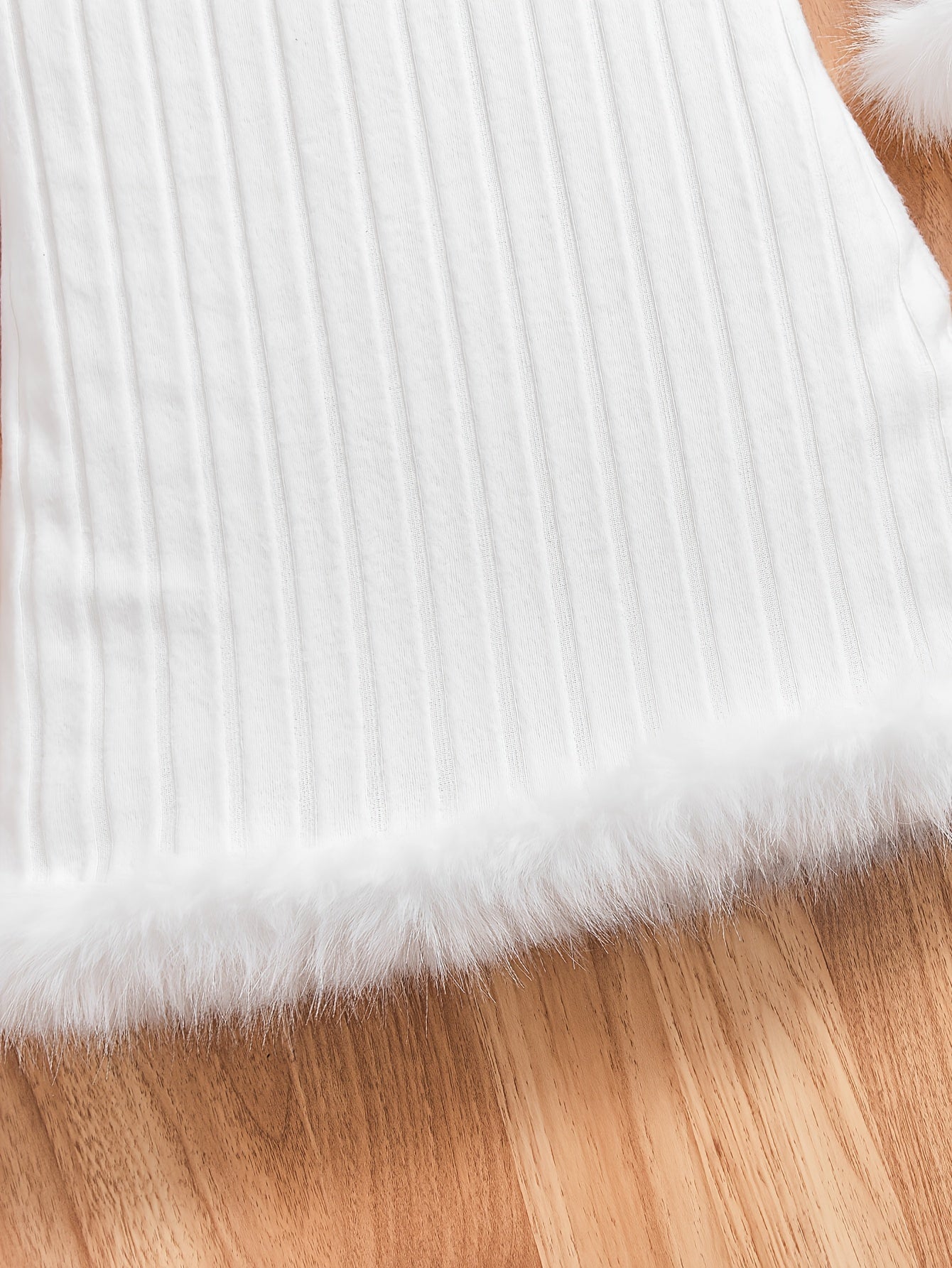 Schickes weißes Mädchenkleid mit Plüschbesatz und Streifendetail