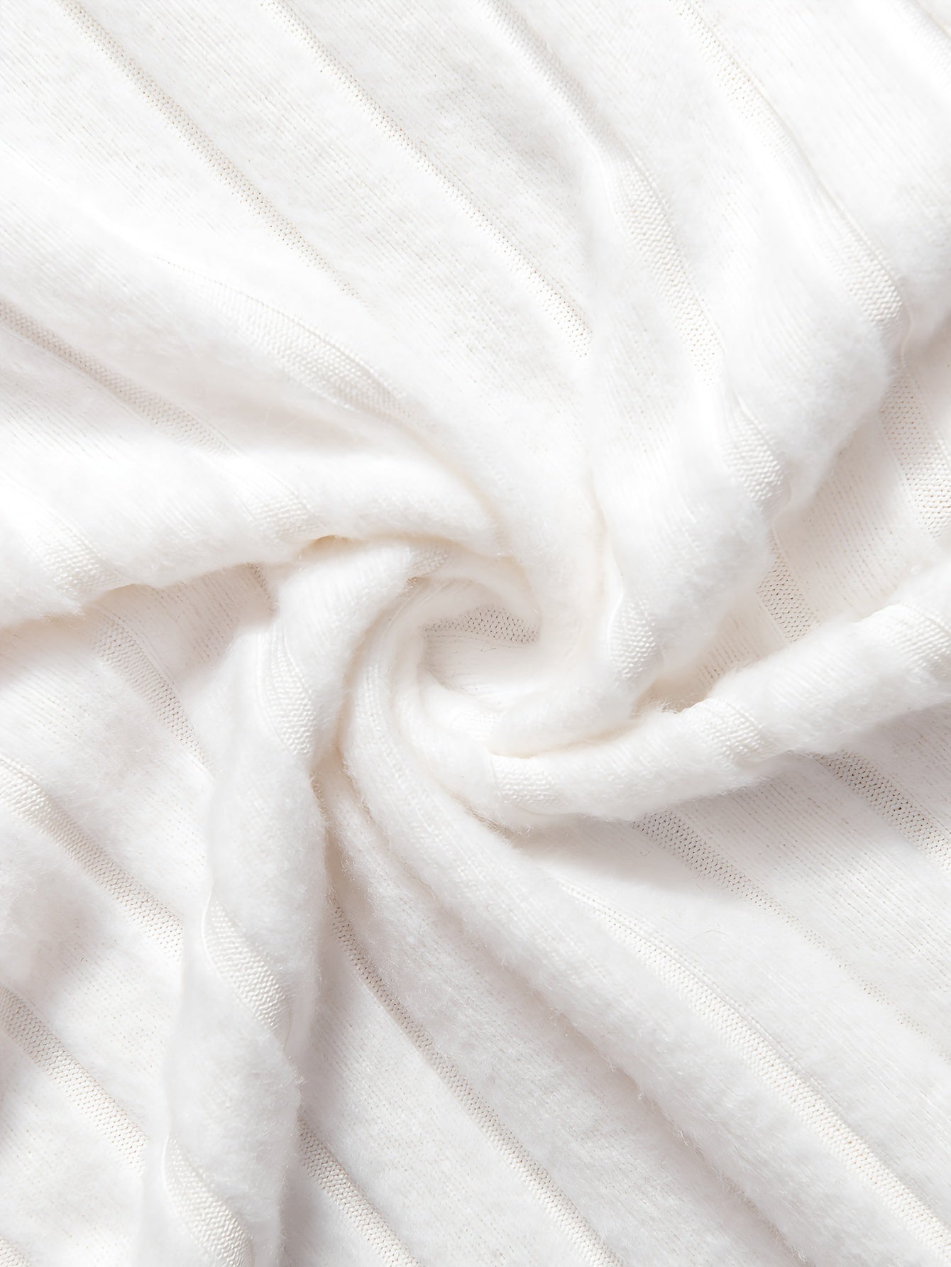 Schickes weißes Mädchenkleid mit Plüschbesatz und Streifendetail