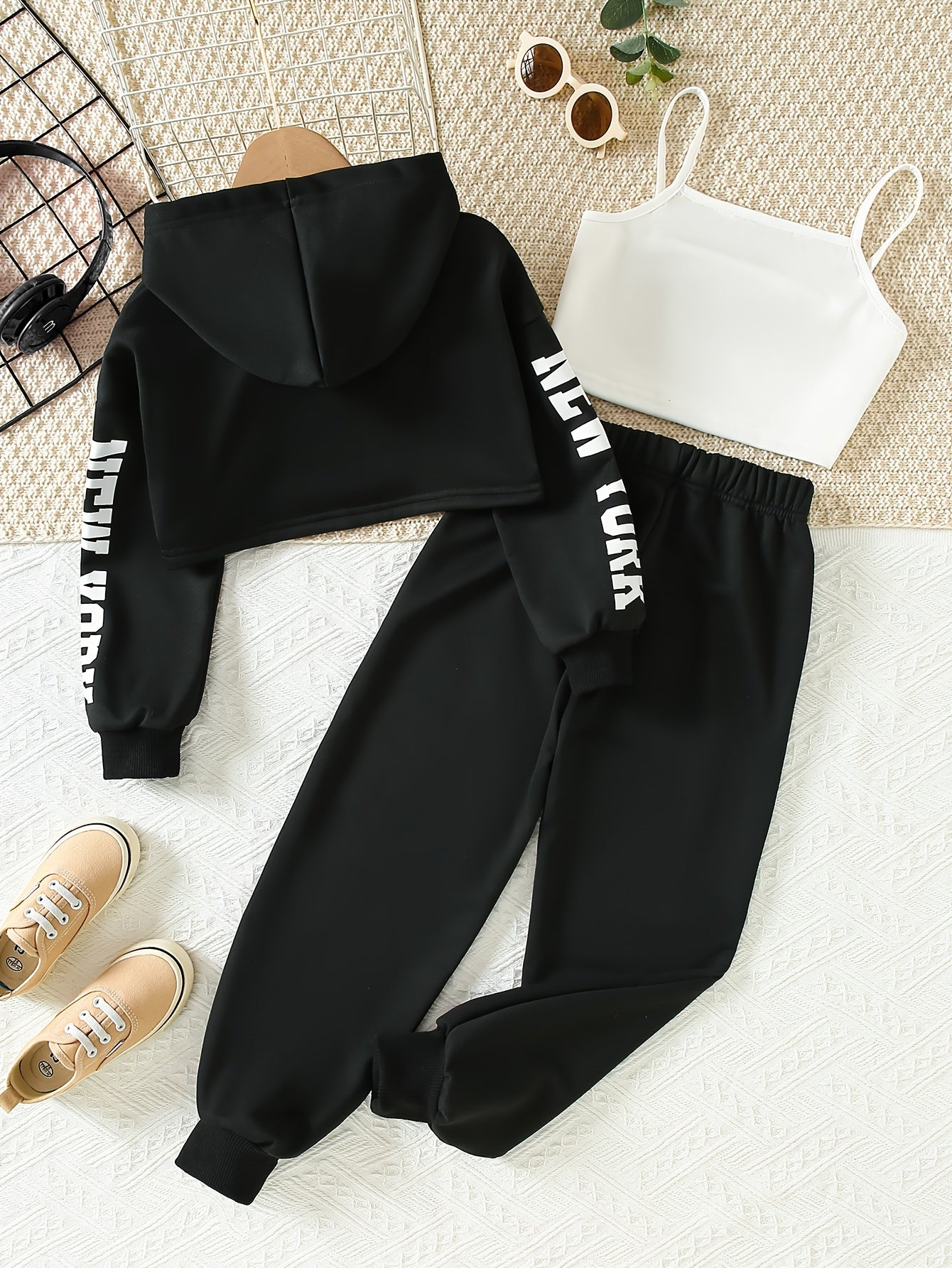 3-teiliges Outfit für Mädchen, mit kurzem Kapuzenpullover, Tanktop & Sporthose