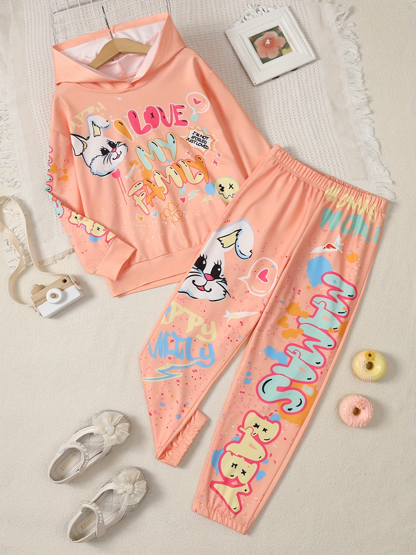 2-teiliges Set / Kapuzenpullover und Hose im Graffiti-Stil für Mädchen