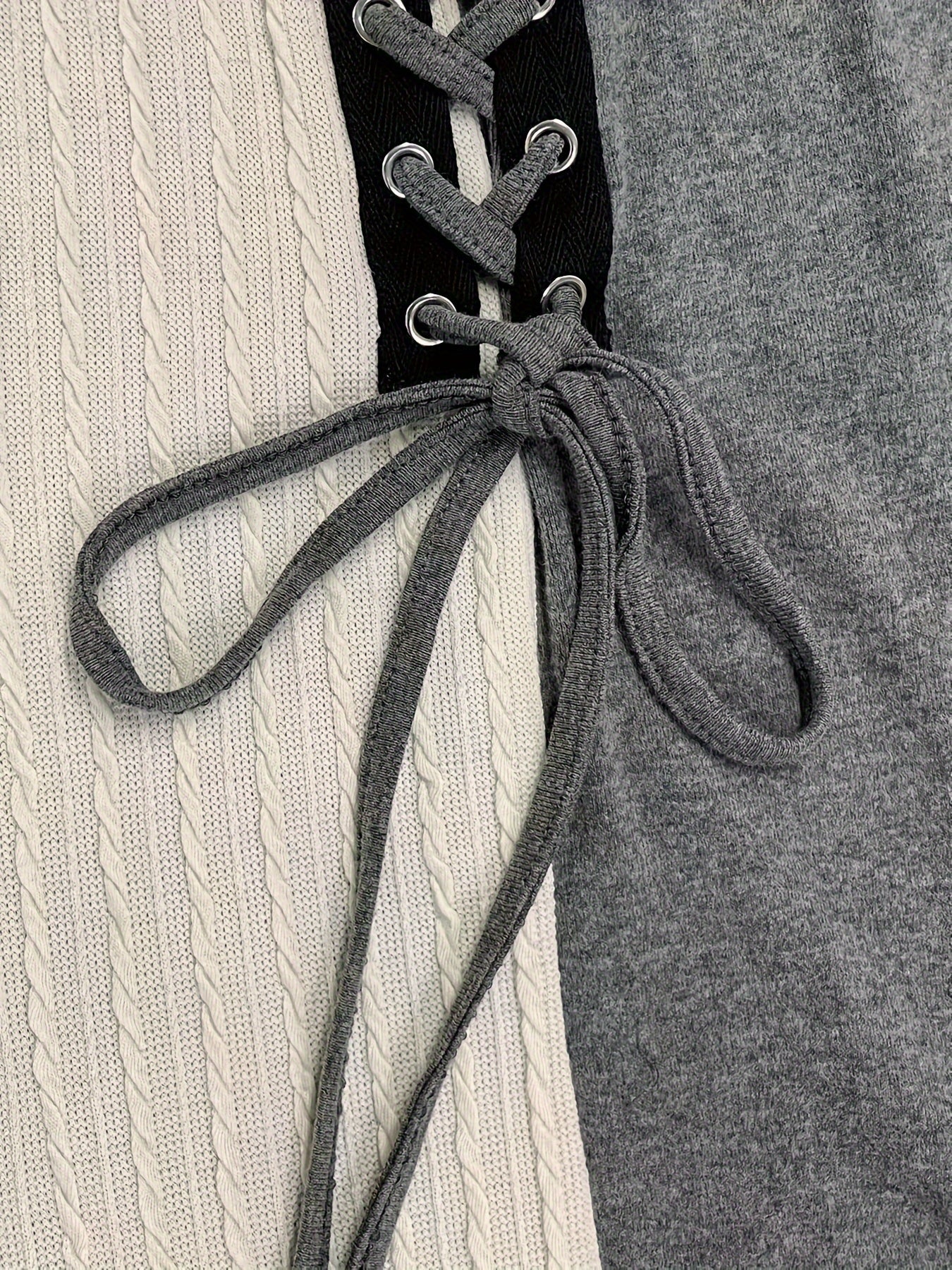 Elegantes Strickkleid mit gestreiftem Kragen und Schnürdetail Damenkleid