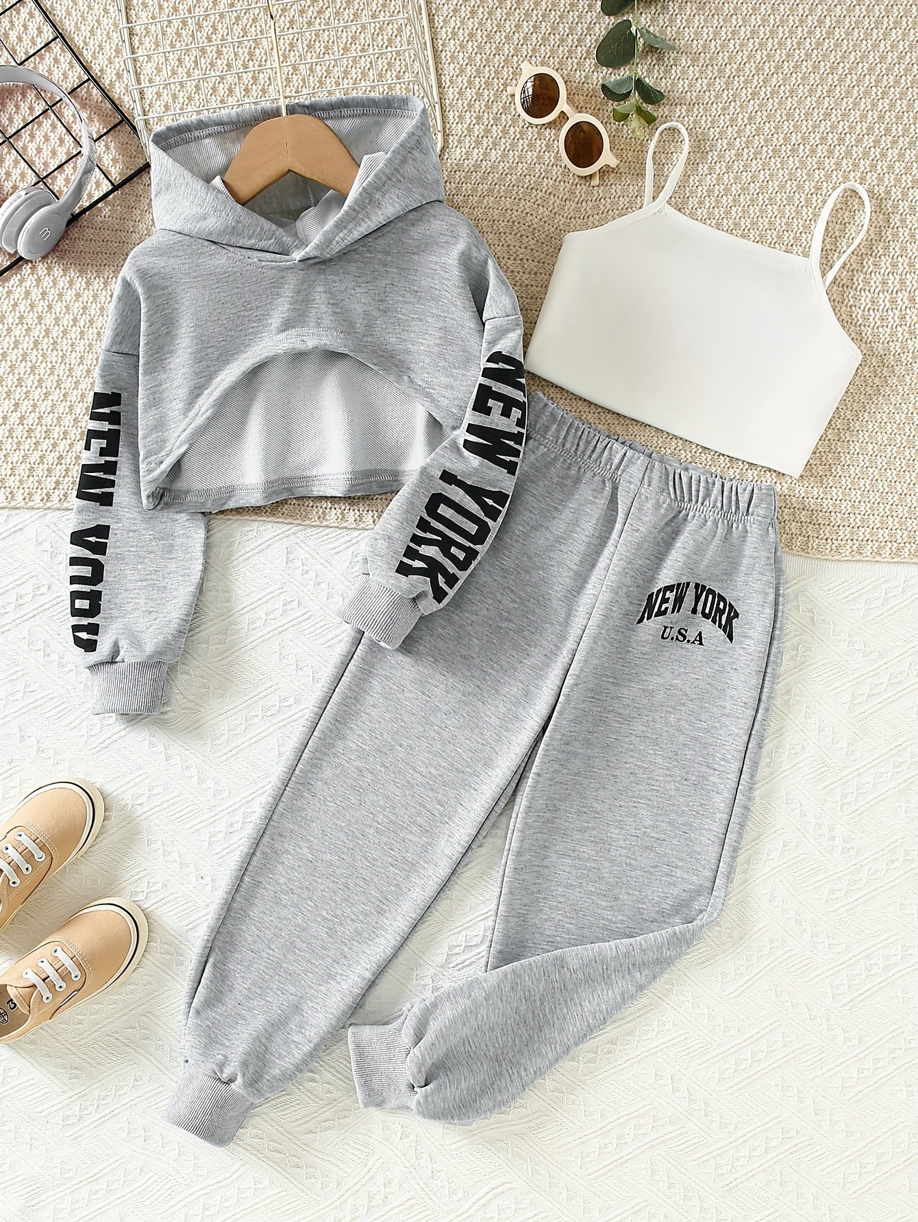 3-teiliges Outfit für Mädchen, mit kurzem Kapuzenpullover, Tanktop & Sporthose