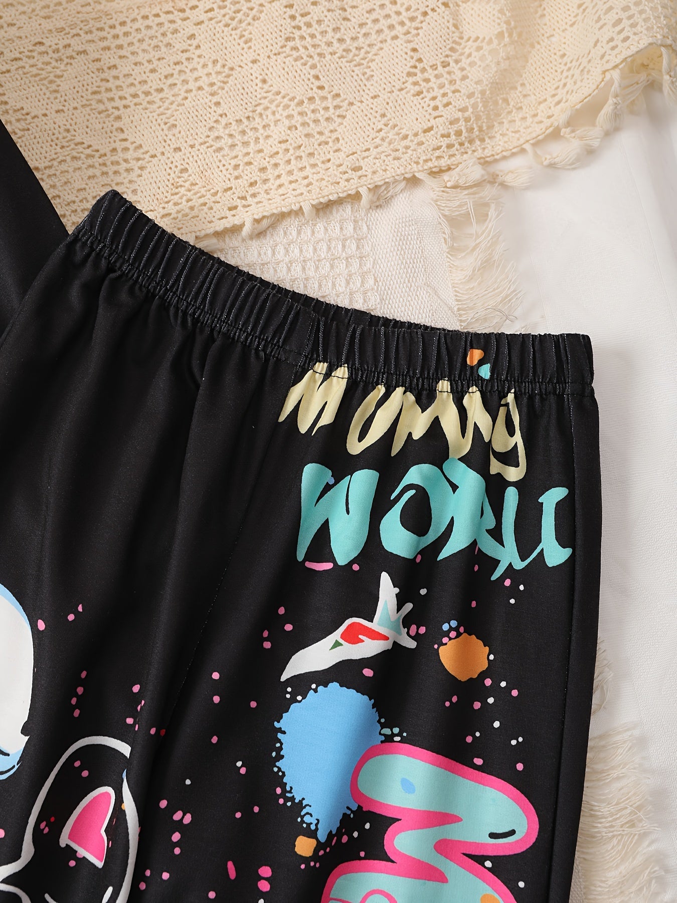 2-teiliges Set / Kapuzenpullover und Hose im Graffiti-Stil für Mädchen