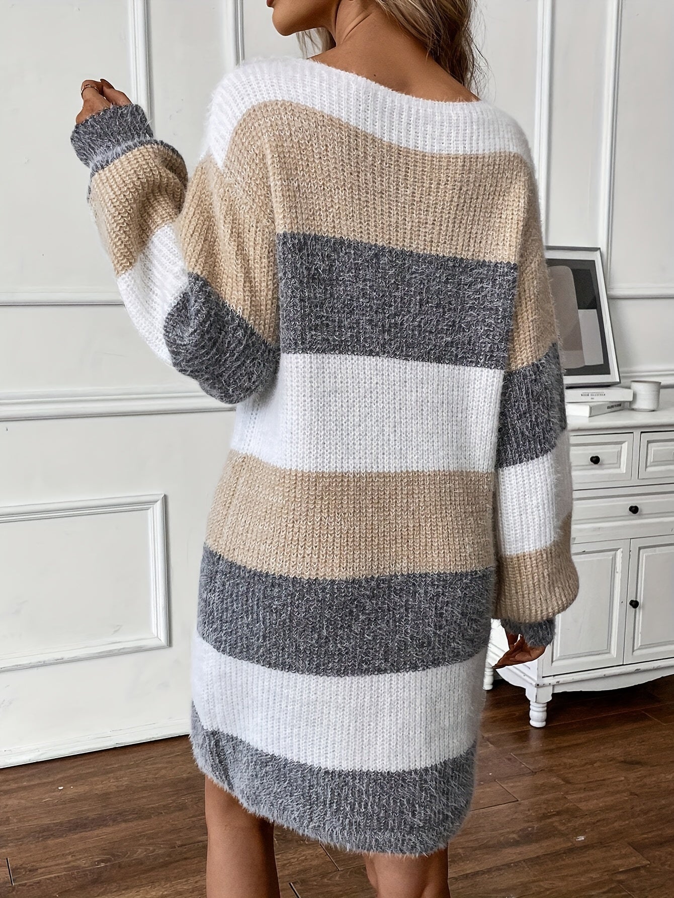 Damen-Minikleid aus flauschigem Strick in Farbblock-Optik