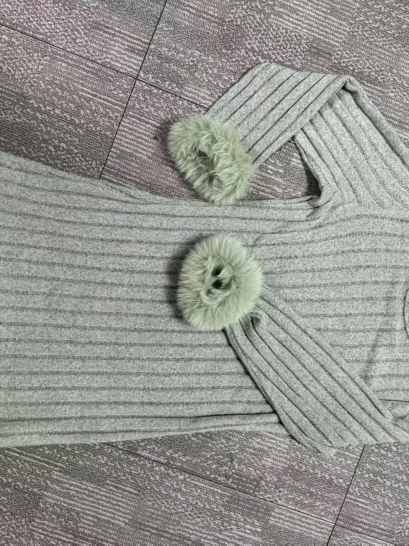 Schickes weißes Mädchenkleid mit Plüschbesatz und Streifendetail