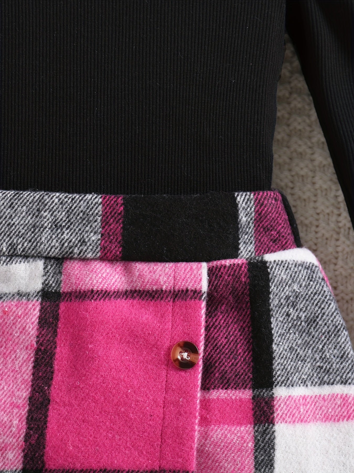 2-teiliges elegantes Mädchen-Outfit, Rollkragenoberteil und Rock mit Karomuster