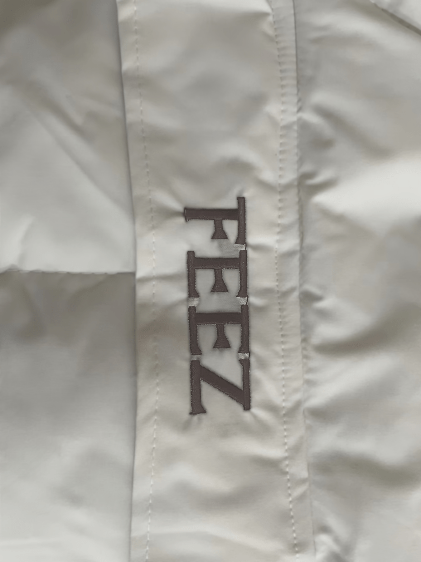 Trendy Mädchenjacke mit pelzigem Kapuzenkragen und langer Polyesterwattierung