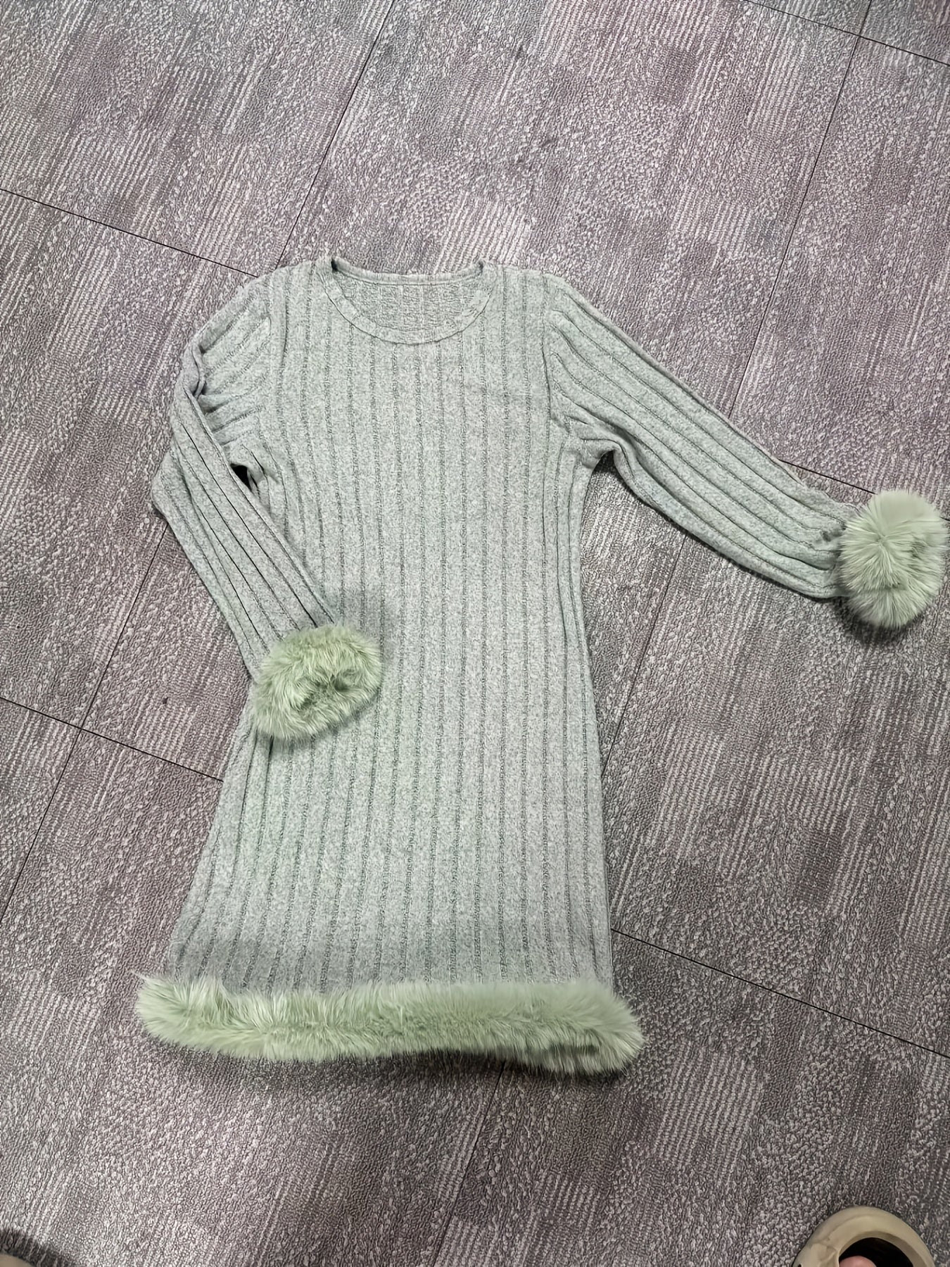 Schickes weißes Mädchenkleid mit Plüschbesatz und Streifendetail