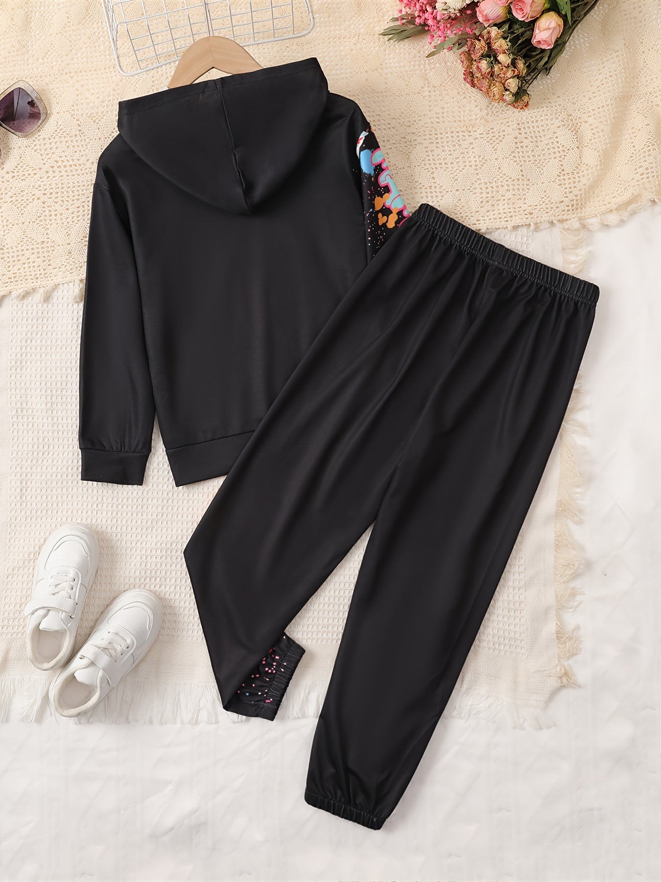2-teiliges Set / Kapuzenpullover und Hose im Graffiti-Stil für Mädchen