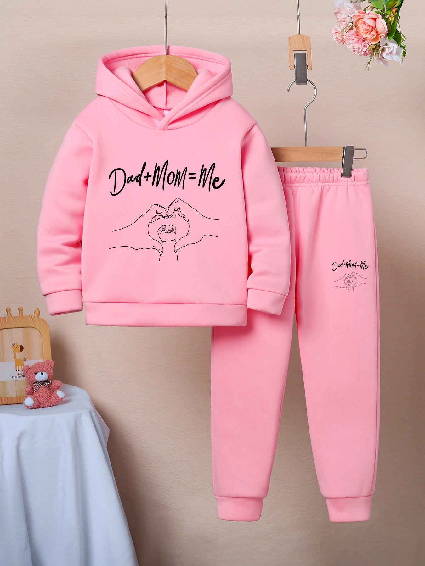 Set mit Kapuzenpullover und Hose für Mädchen mit „Dad+Mom=Me“-Aufdruck