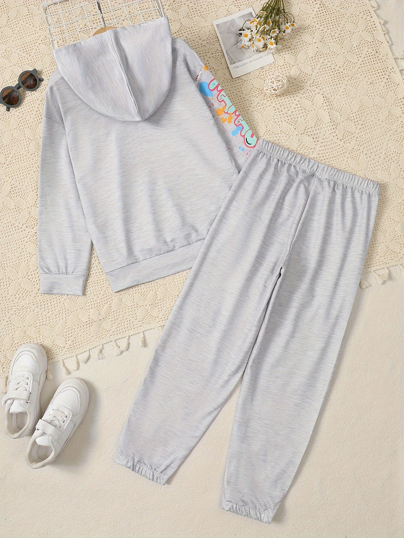 2-teiliges Set / Kapuzenpullover und Hose im Graffiti-Stil für Mädchen