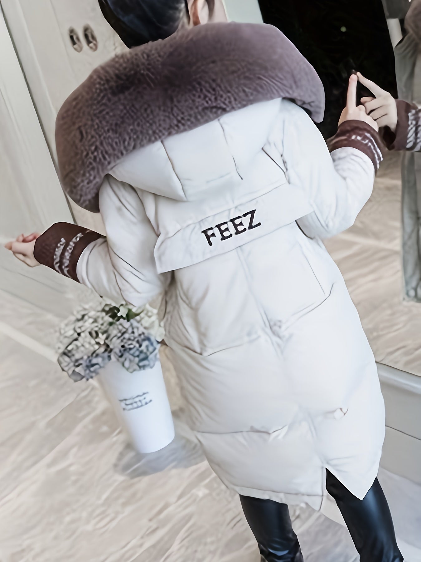 Trendy Mädchenjacke mit pelzigem Kapuzenkragen und langer Polyesterwattierung