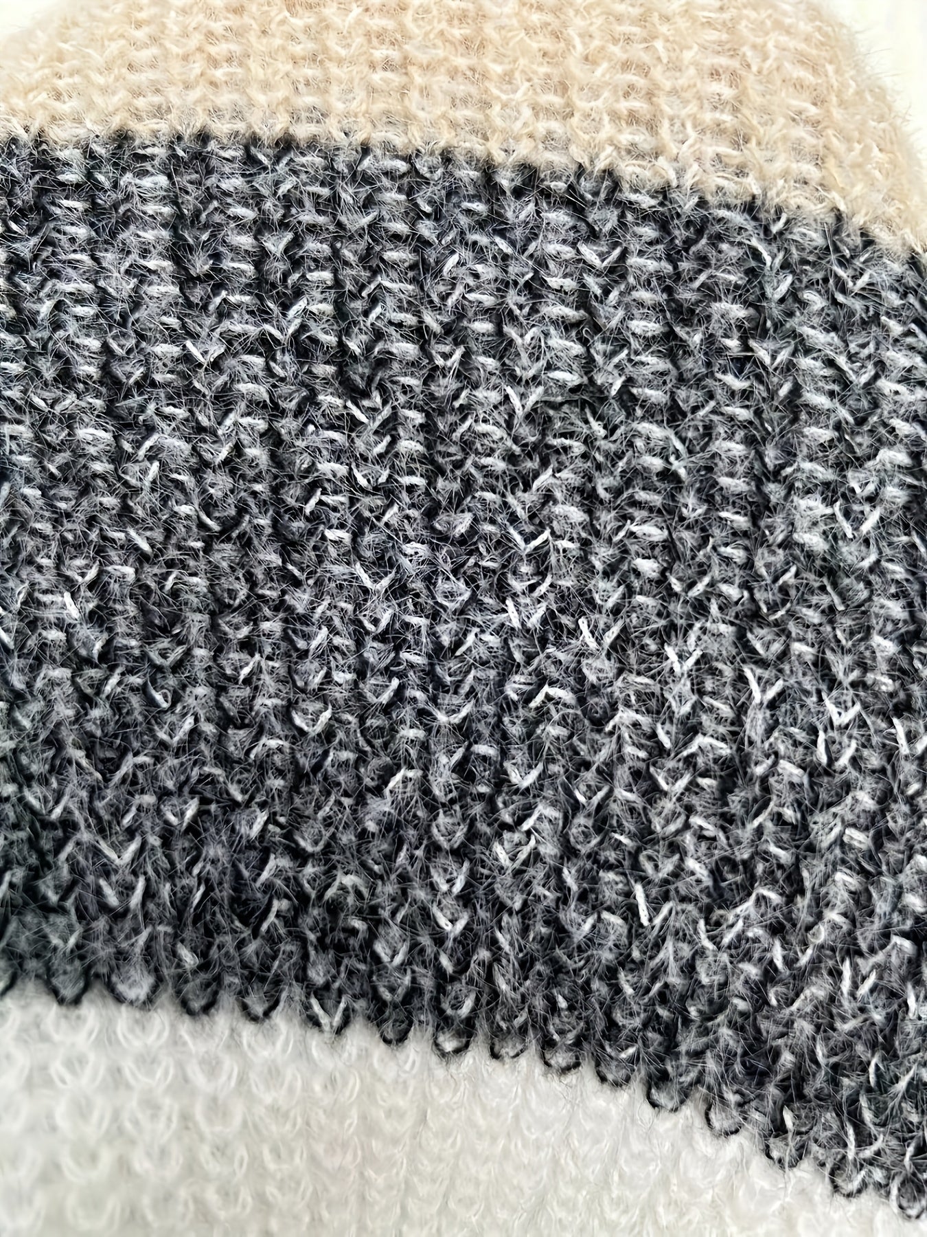 Damen-Minikleid aus flauschigem Strick in Farbblock-Optik