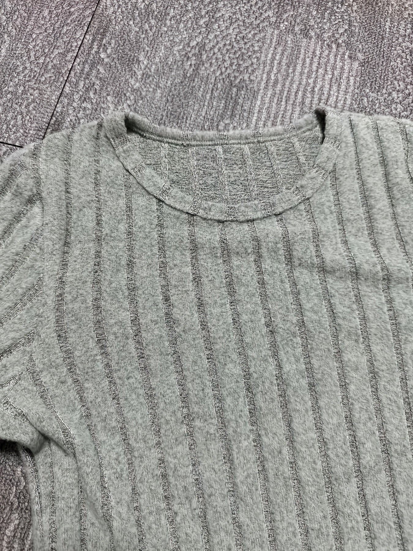 Schickes weißes Mädchenkleid mit Plüschbesatz und Streifendetail