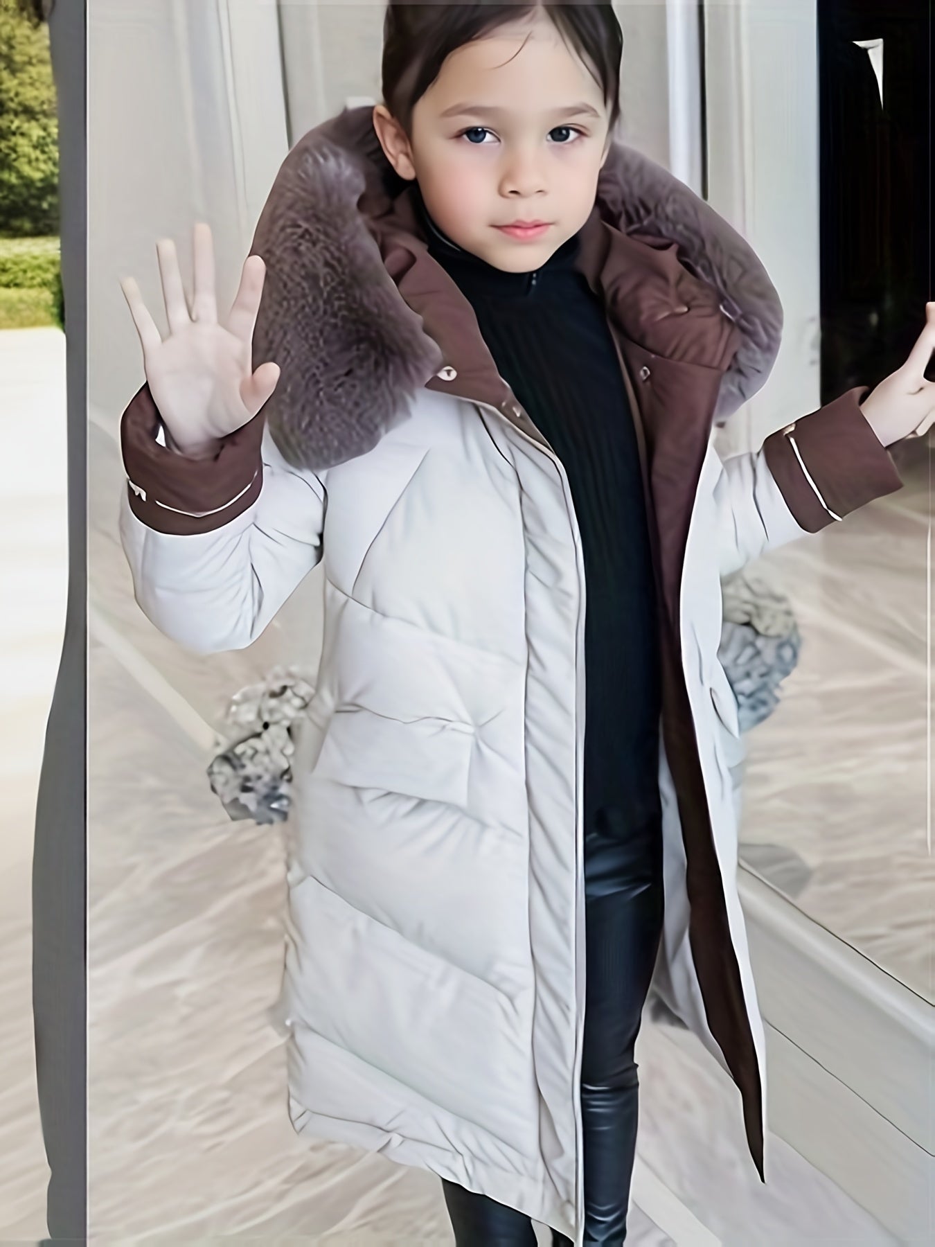 Trendy Mädchenjacke mit pelzigem Kapuzenkragen und langer Polyesterwattierung