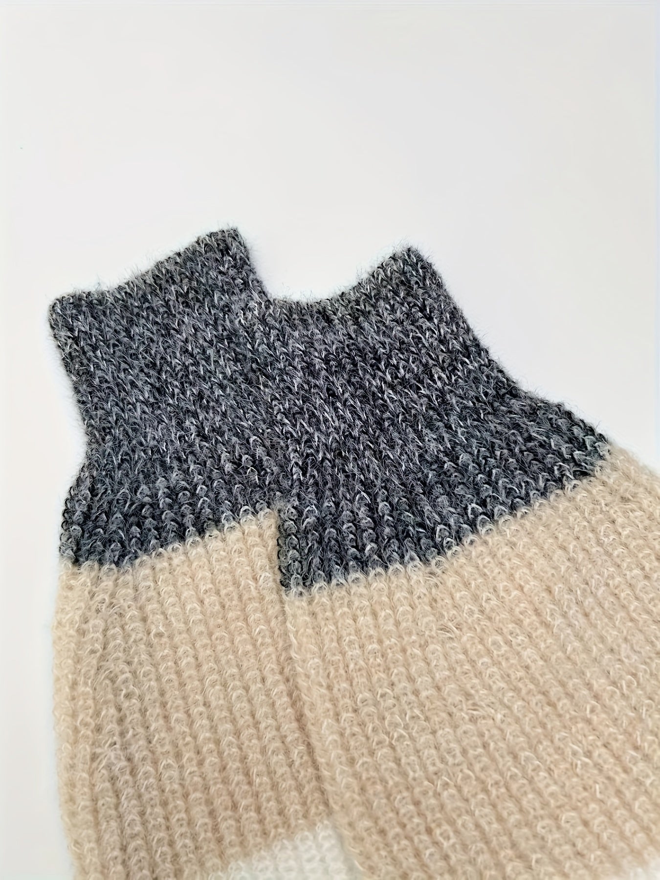 Damen-Minikleid aus flauschigem Strick in Farbblock-Optik