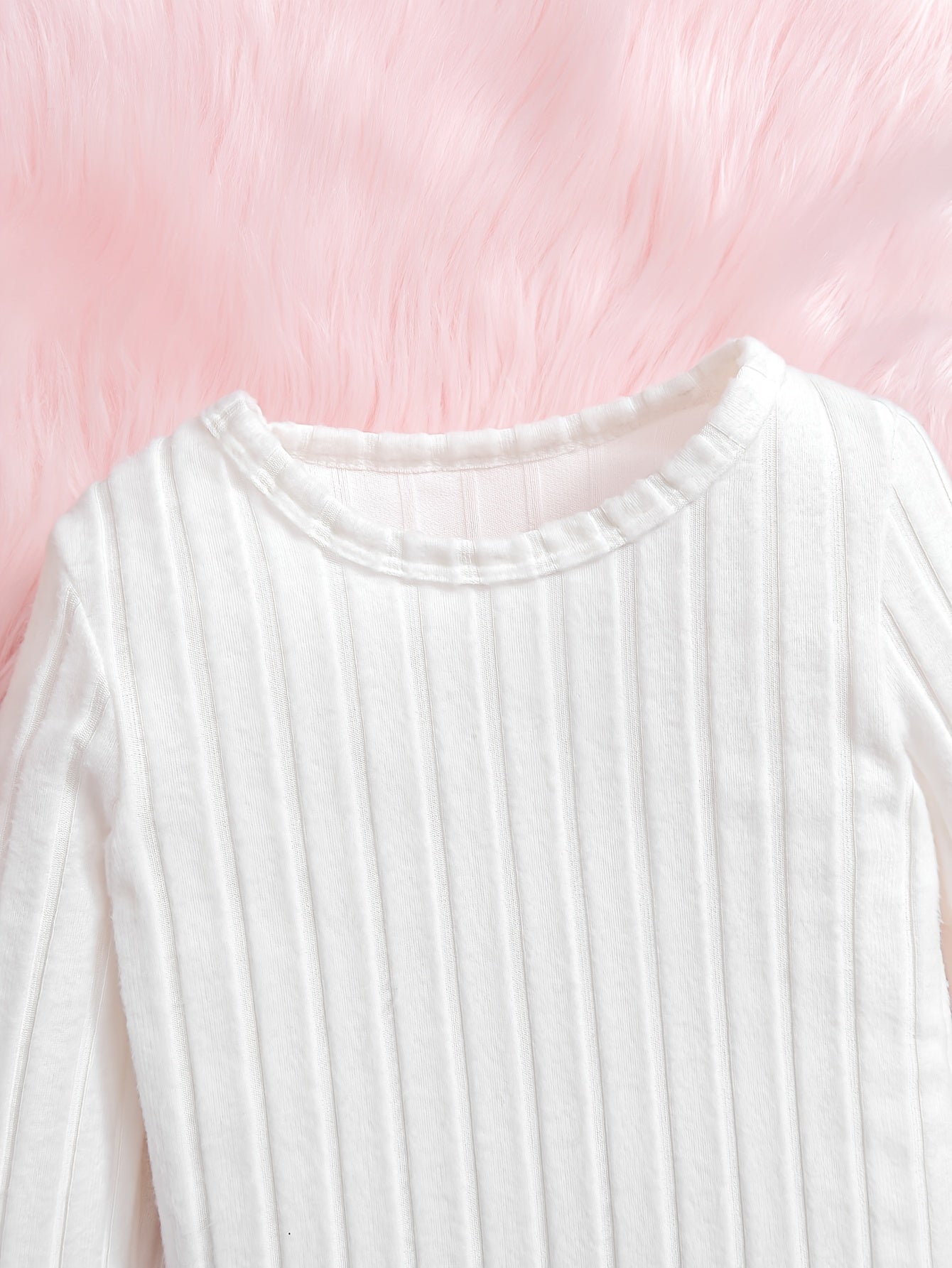 Schickes weißes Mädchenkleid mit Plüschbesatz und Streifendetail