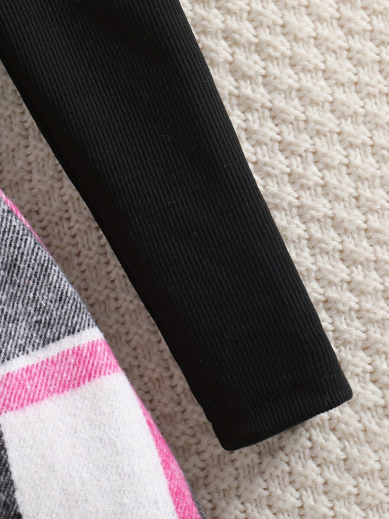 2-teiliges elegantes Mädchen-Outfit, Rollkragenoberteil und Rock mit Karomuster