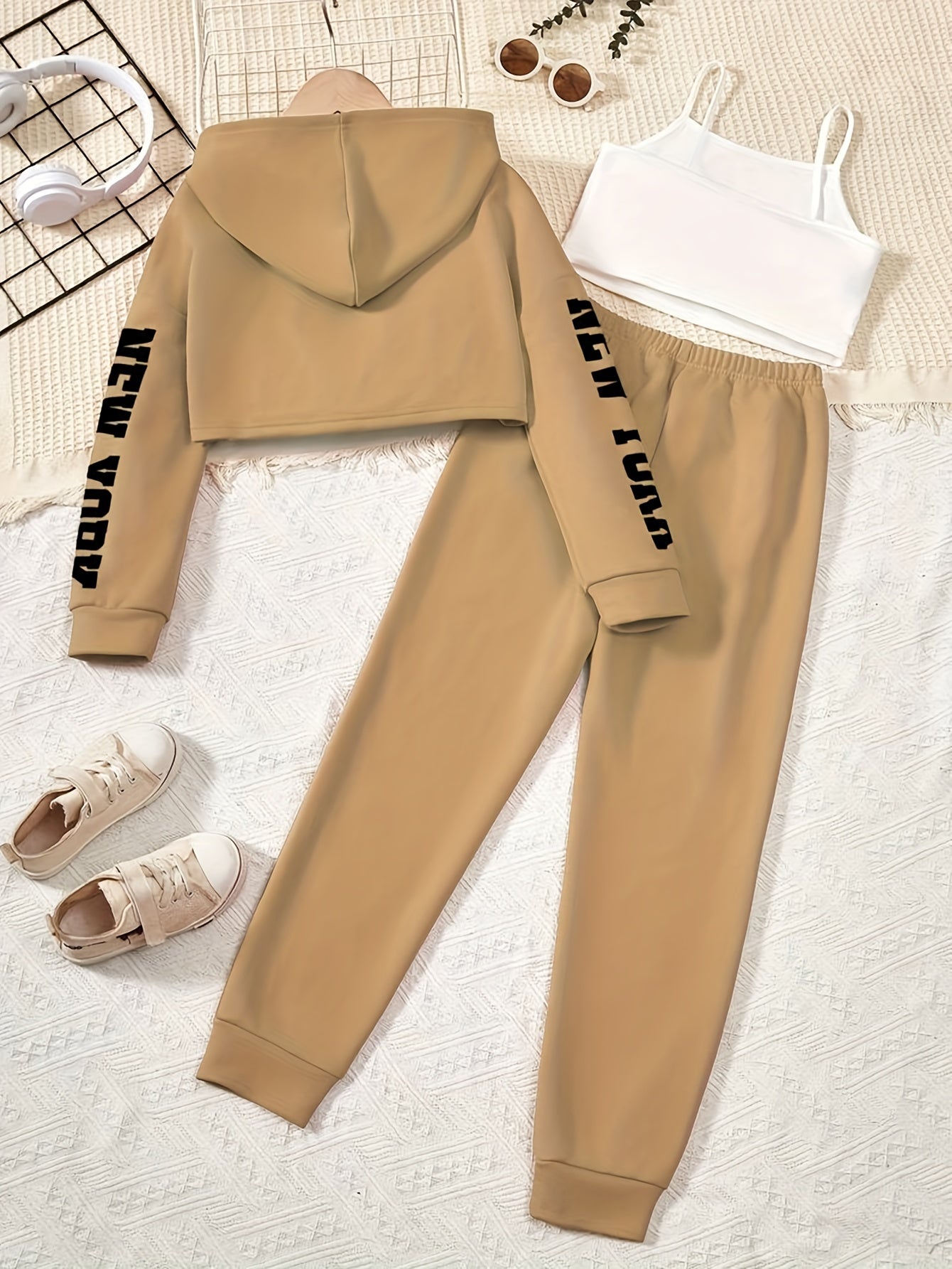 3-teiliges Outfit für Mädchen, mit kurzem Kapuzenpullover, Tanktop & Sporthose