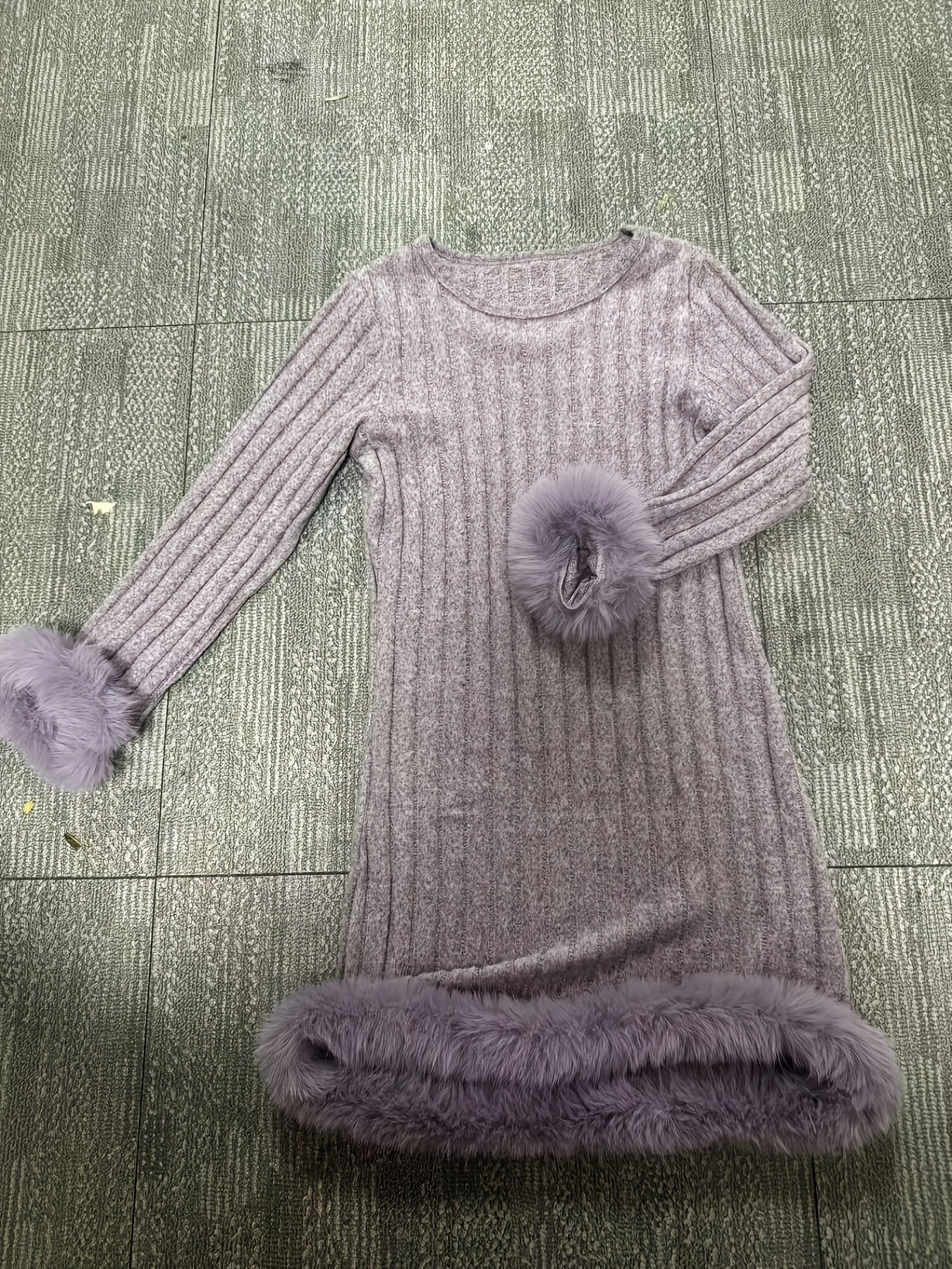Schickes weißes Mädchenkleid mit Plüschbesatz und Streifendetail