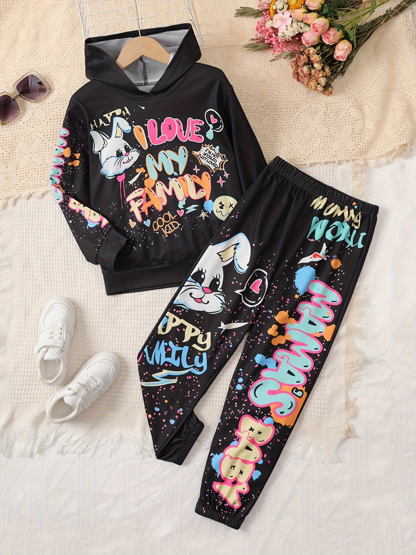 2-teiliges Set / Kapuzenpullover und Hose im Graffiti-Stil für Mädchen