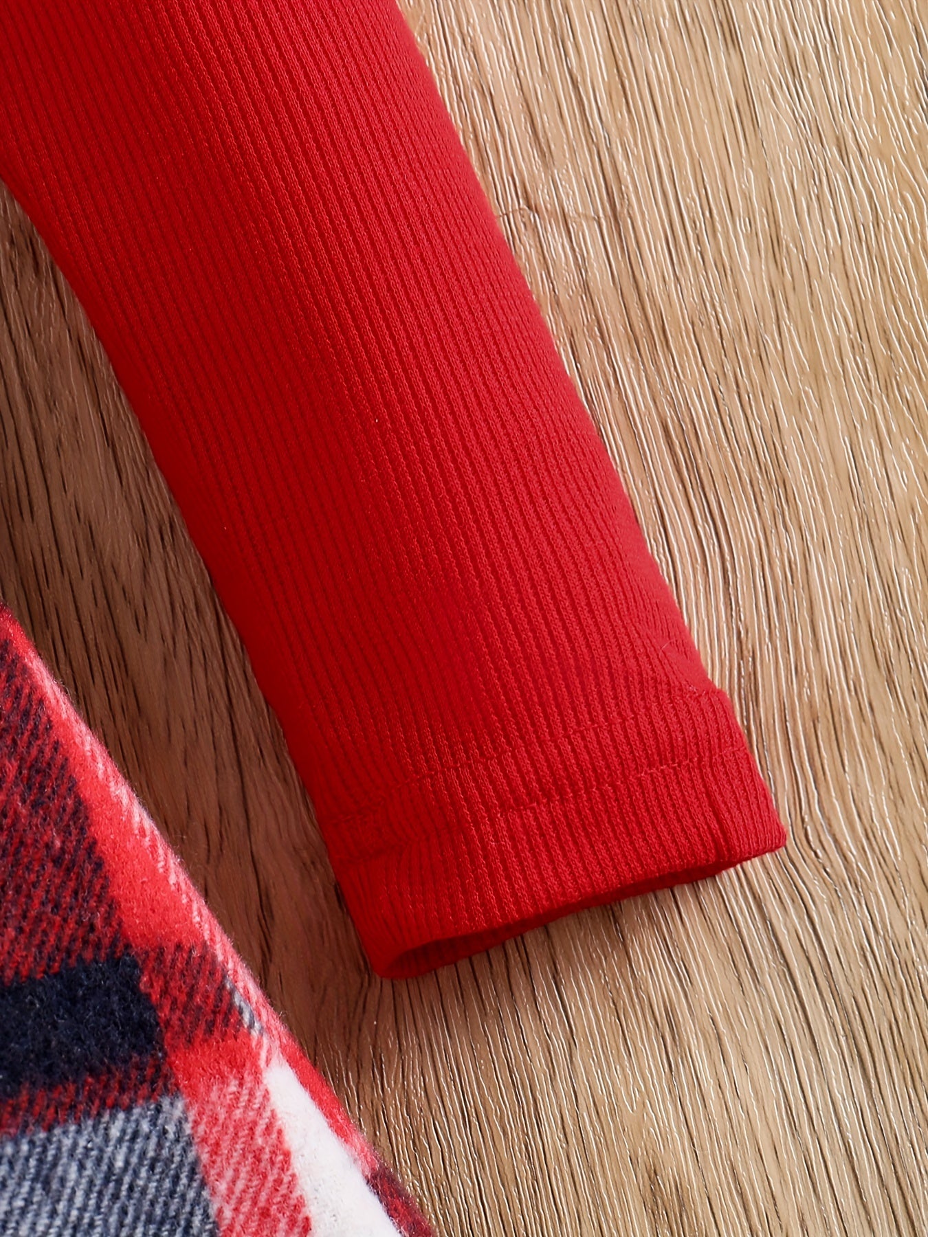 2-teiliges elegantes Mädchen-Outfit, Rollkragenoberteil und Rock mit Karomuster