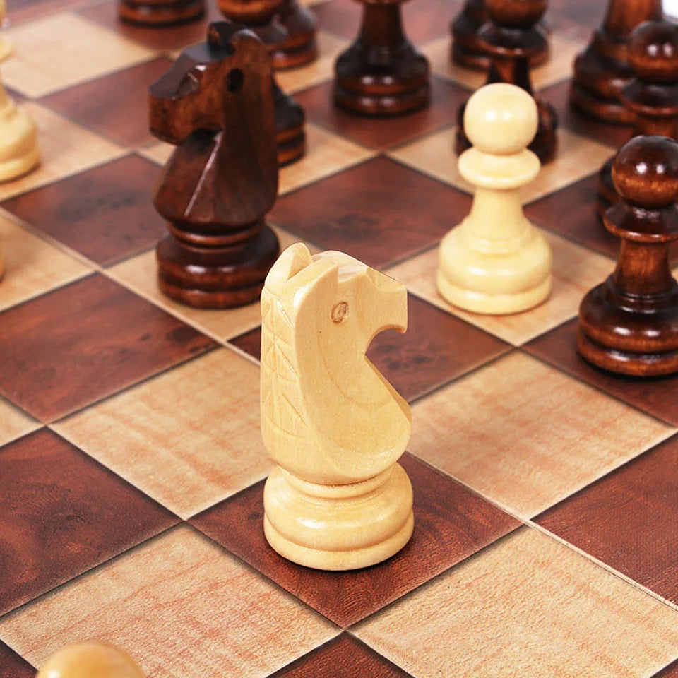 3-in-1-Schachbrett aus Holz (Schach + Dame und Backgammon)