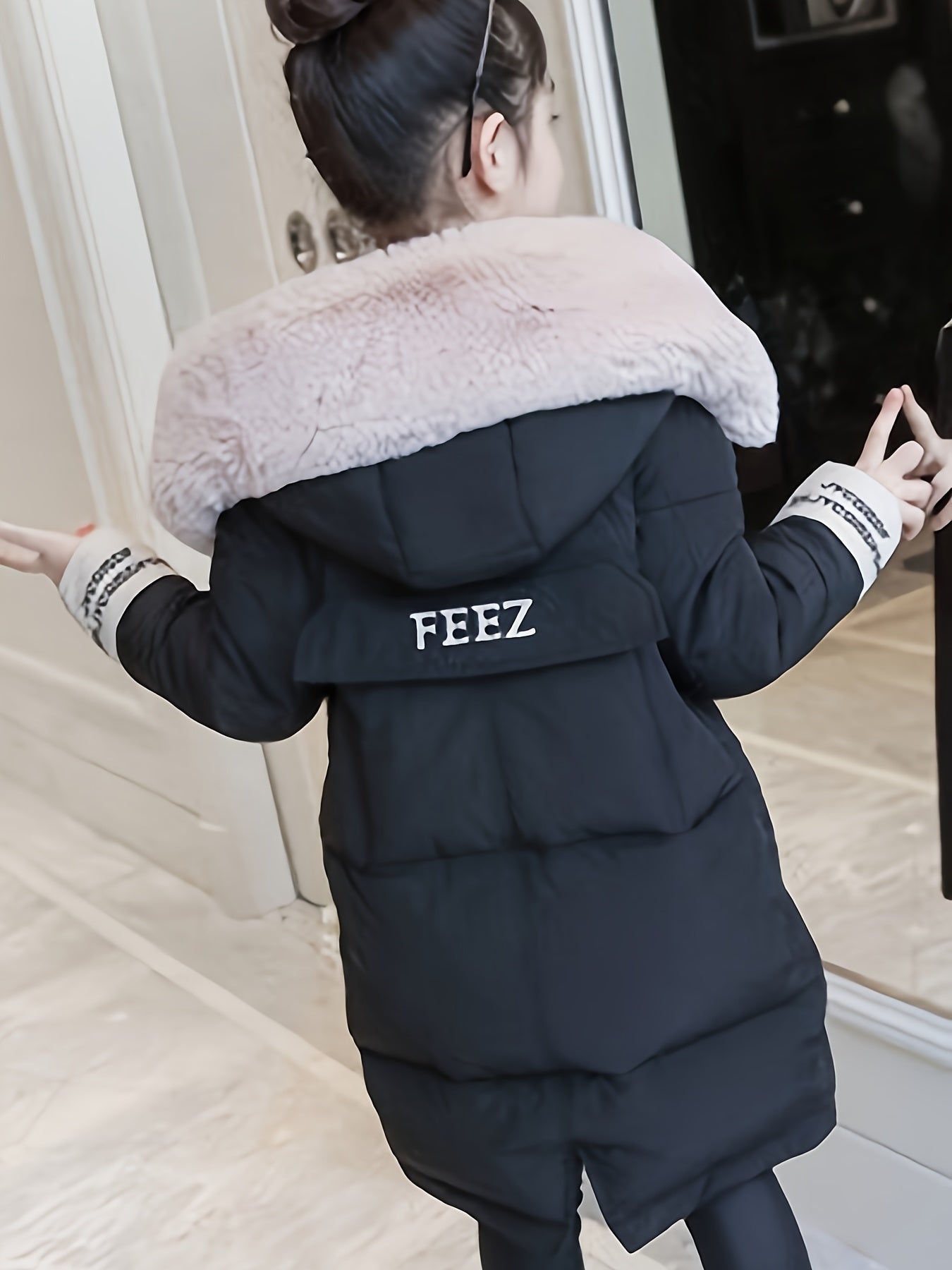 Trendy Mädchenjacke mit pelzigem Kapuzenkragen und langer Polyesterwattierung