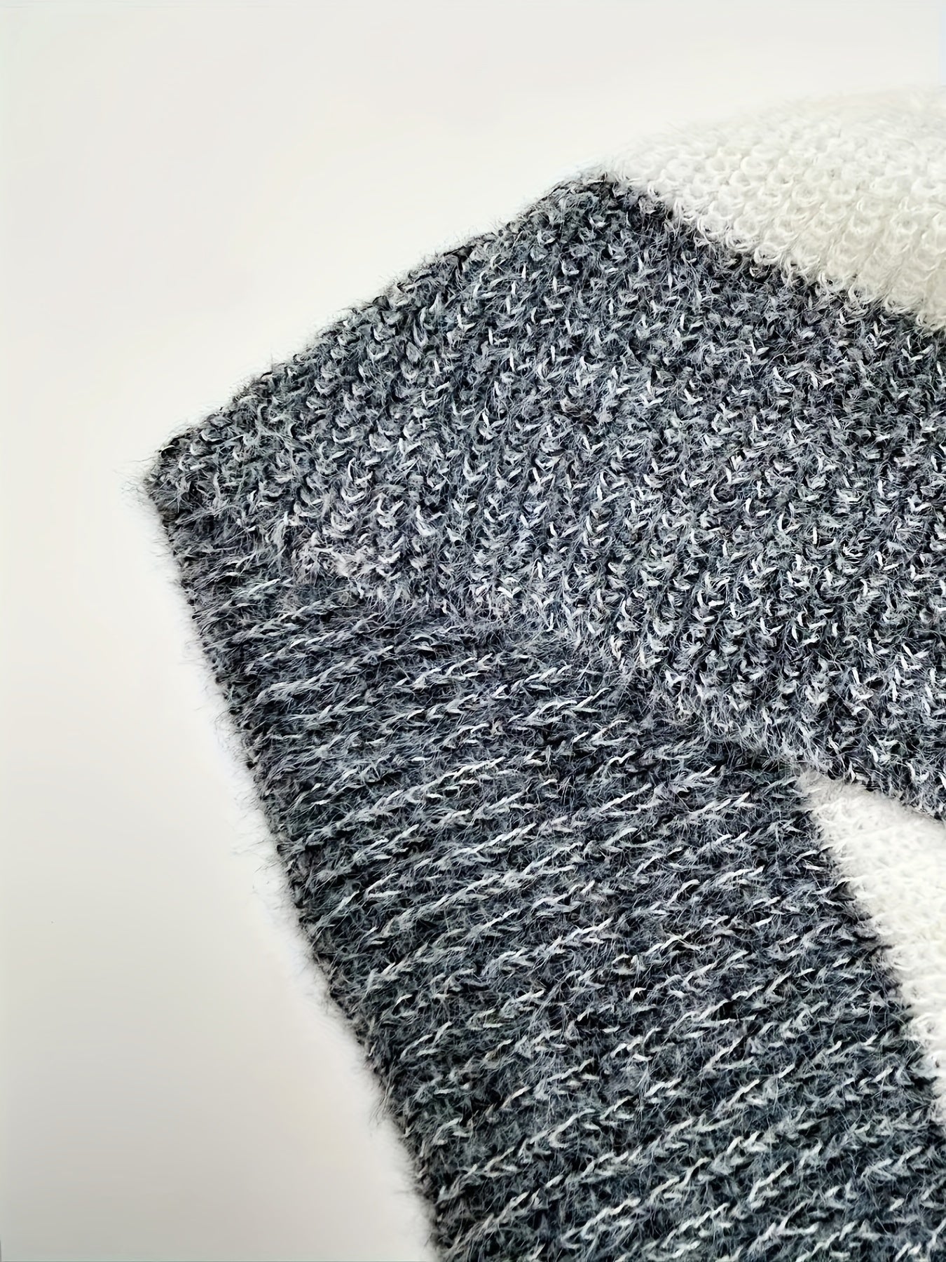 Damen-Minikleid aus flauschigem Strick in Farbblock-Optik