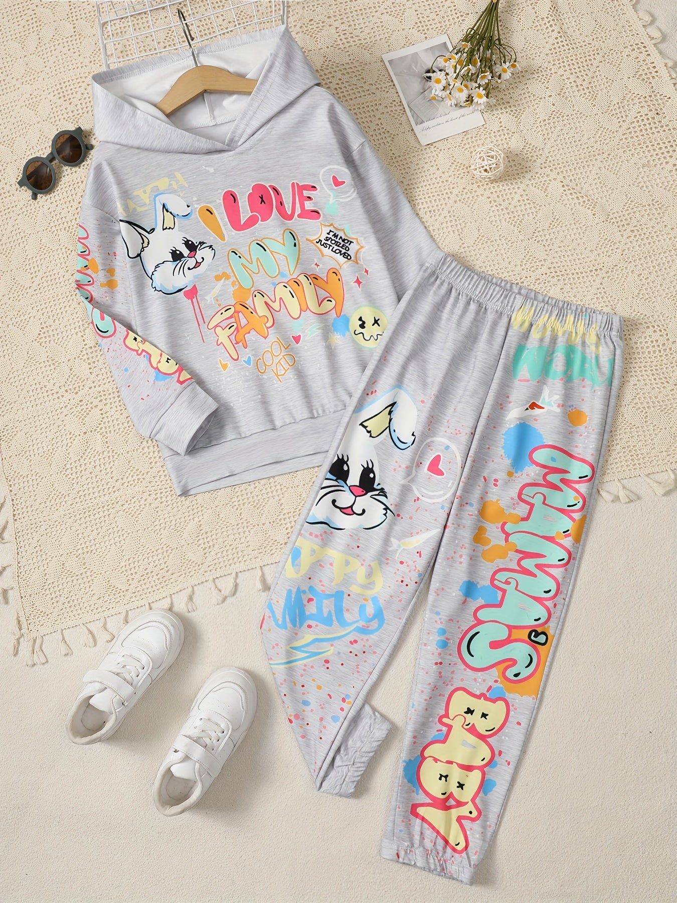 2-teiliges Set / Kapuzenpullover und Hose im Graffiti-Stil für Mädchen