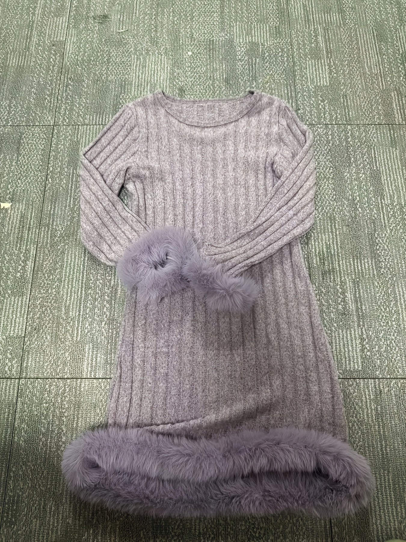 Schickes weißes Mädchenkleid mit Plüschbesatz und Streifendetail