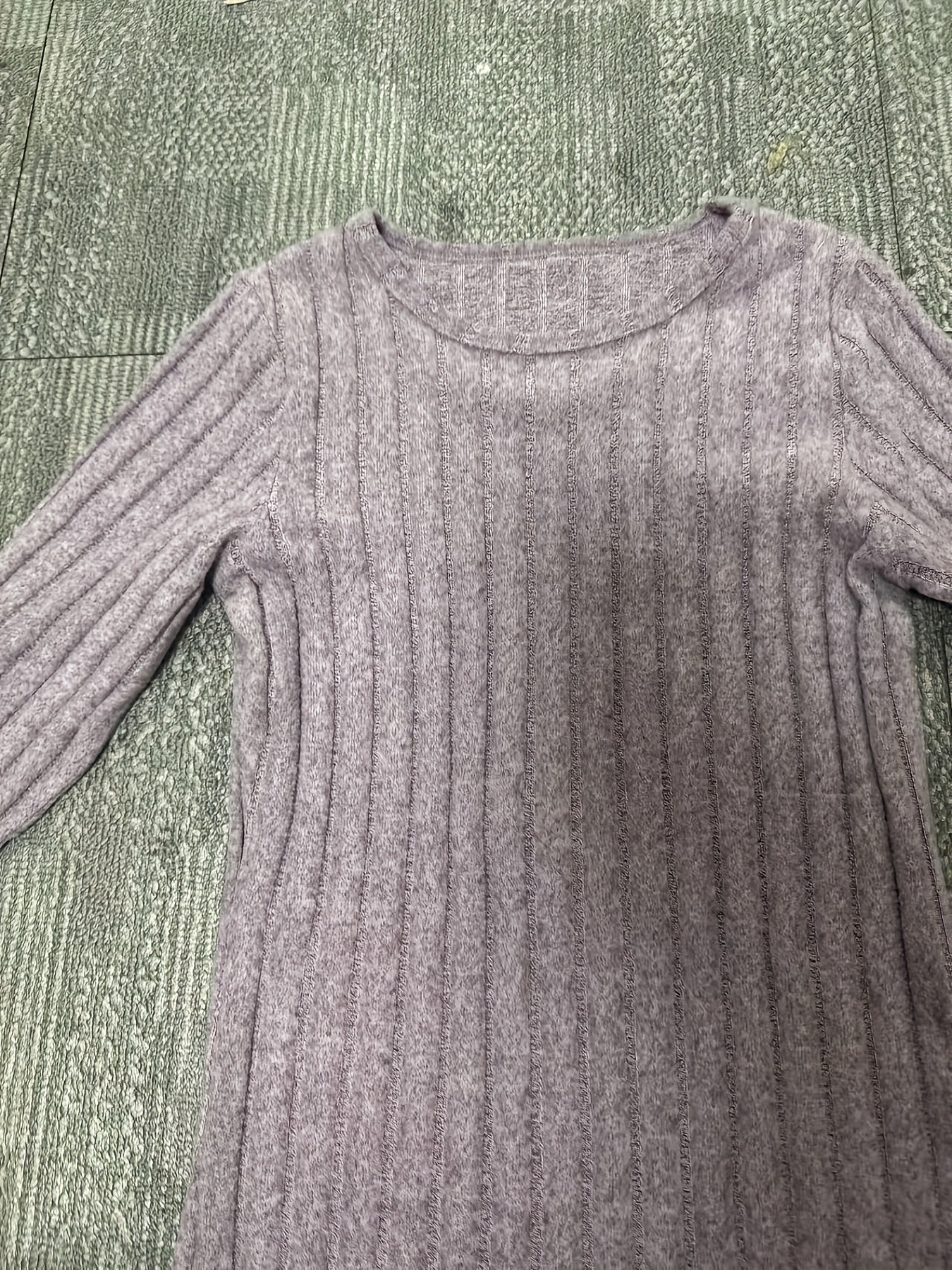 Schickes weißes Mädchenkleid mit Plüschbesatz und Streifendetail